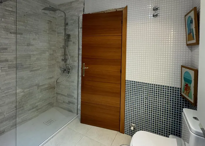 Hilda's Queen Private Bathroom Roses