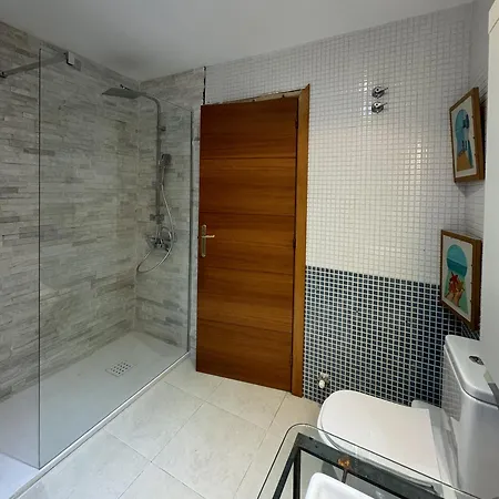 Hilda's Queen Private Bathroom Roses
